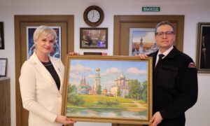 женщина и мужчина держат картину в руках