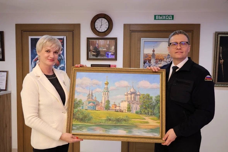 женщина и мужчина держат картину в руках