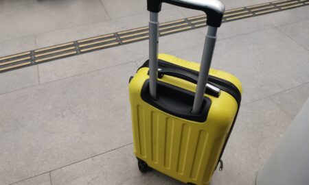 Желтый чемодан из пластика