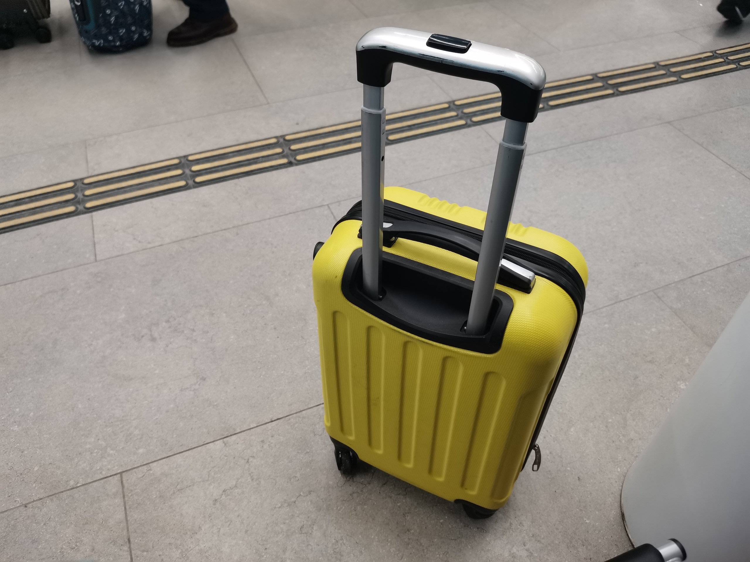 Желтый чемодан из пластика