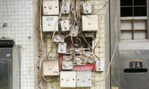 Проводка и выключатели на стене