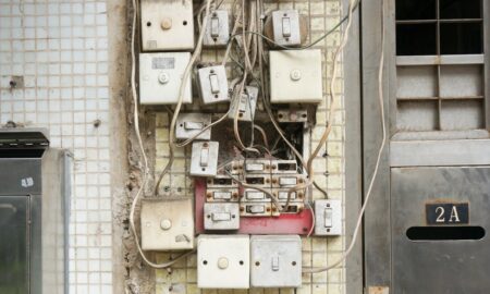 Проводка и выключатели на стене