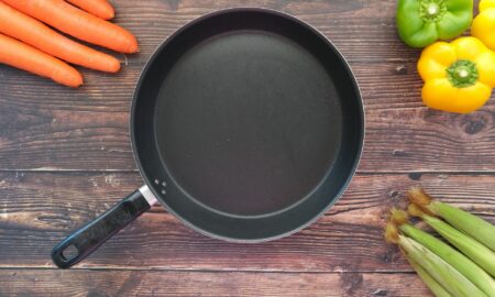 Сковорода на столе