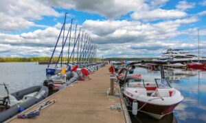 причал с лодками и катерами