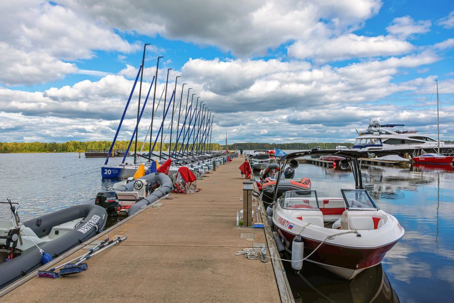 причал с лодками и катерами