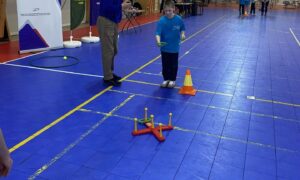 Ребёнок кидает кольцо