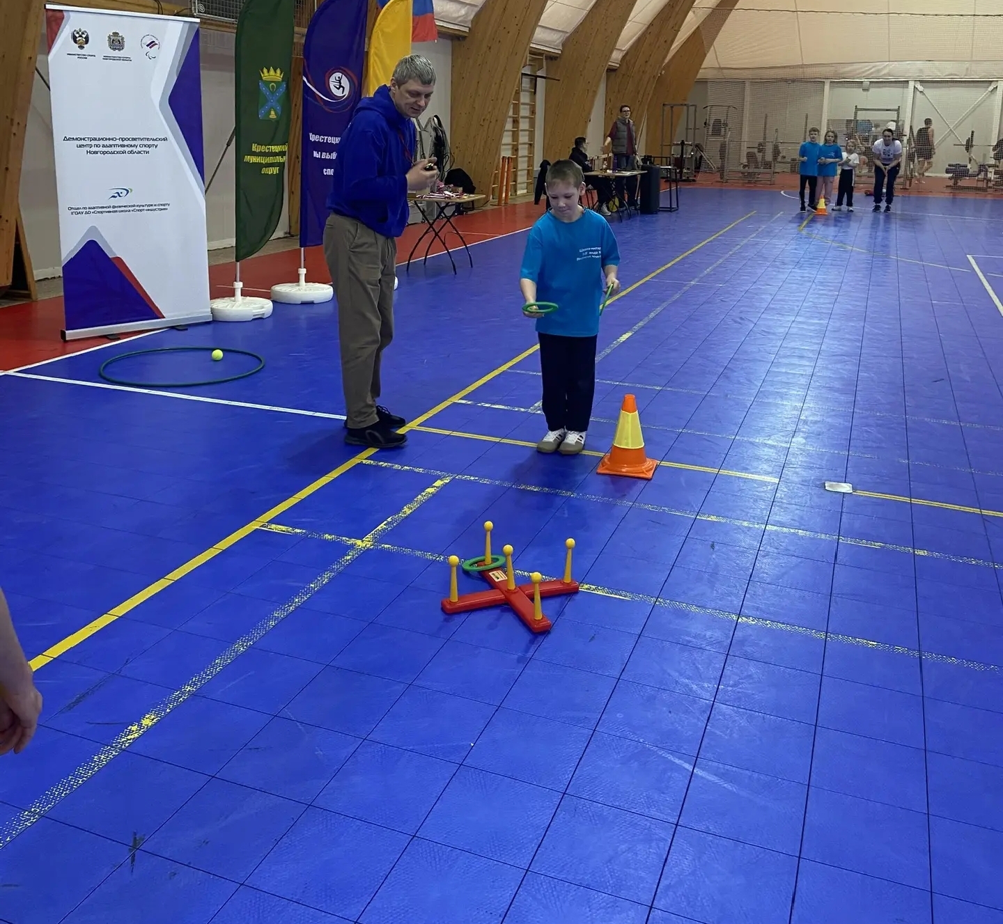 Ребёнок кидает кольцо