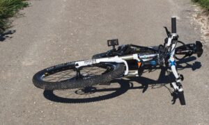 велосипед лежит на дорое