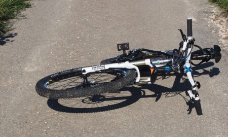велосипед лежит на дорое