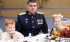 человек в военной форме и двое детей