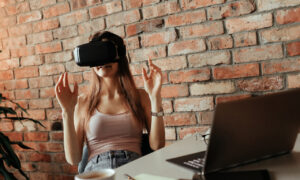 Девушка в VR-шлеме