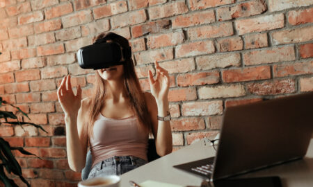 Девушка в VR-шлеме