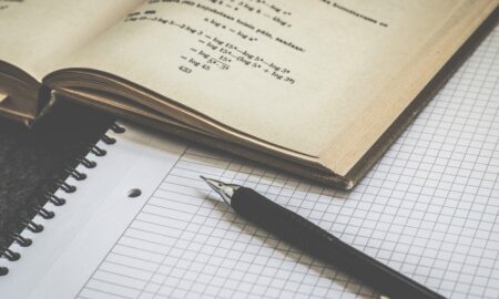 Блокнот, учебник и ручка на столе