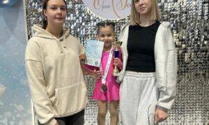 Фигуристка на пьедестале