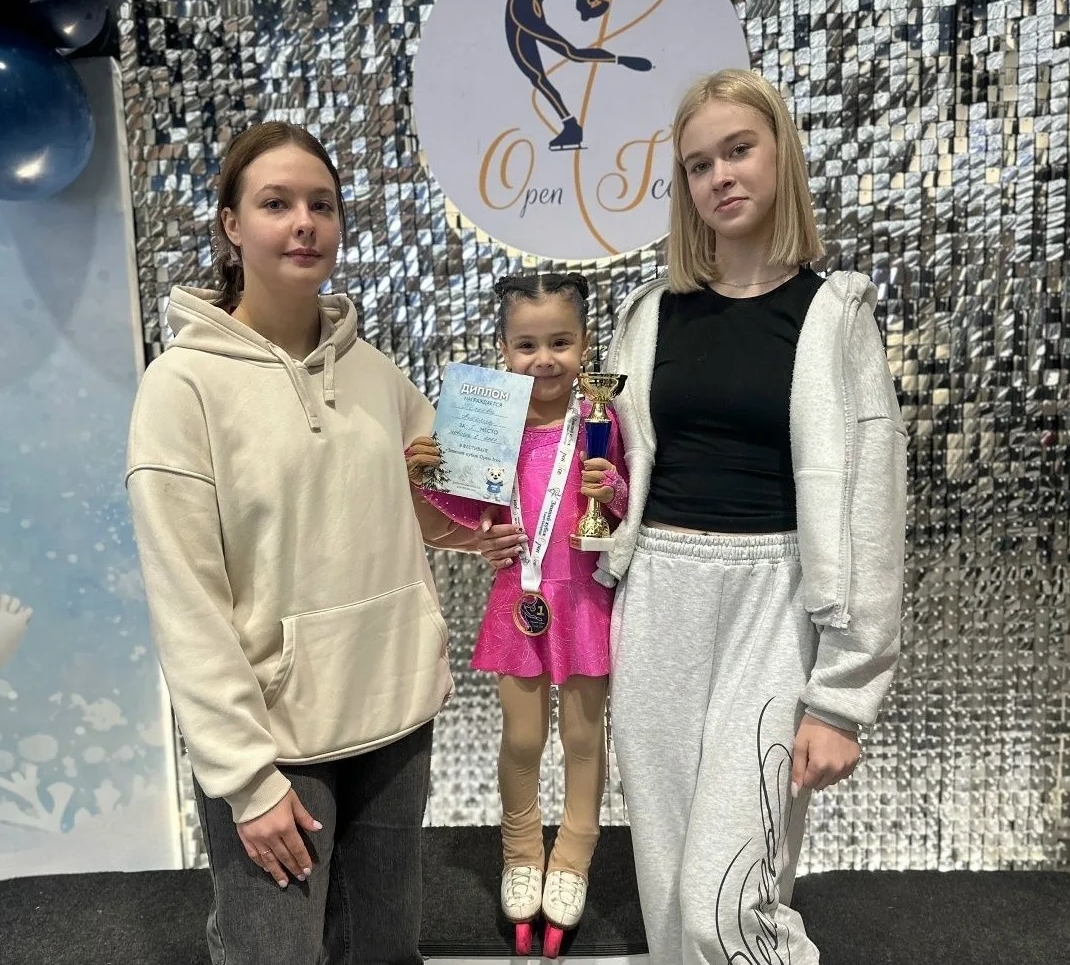 Фигуристка на пьедестале