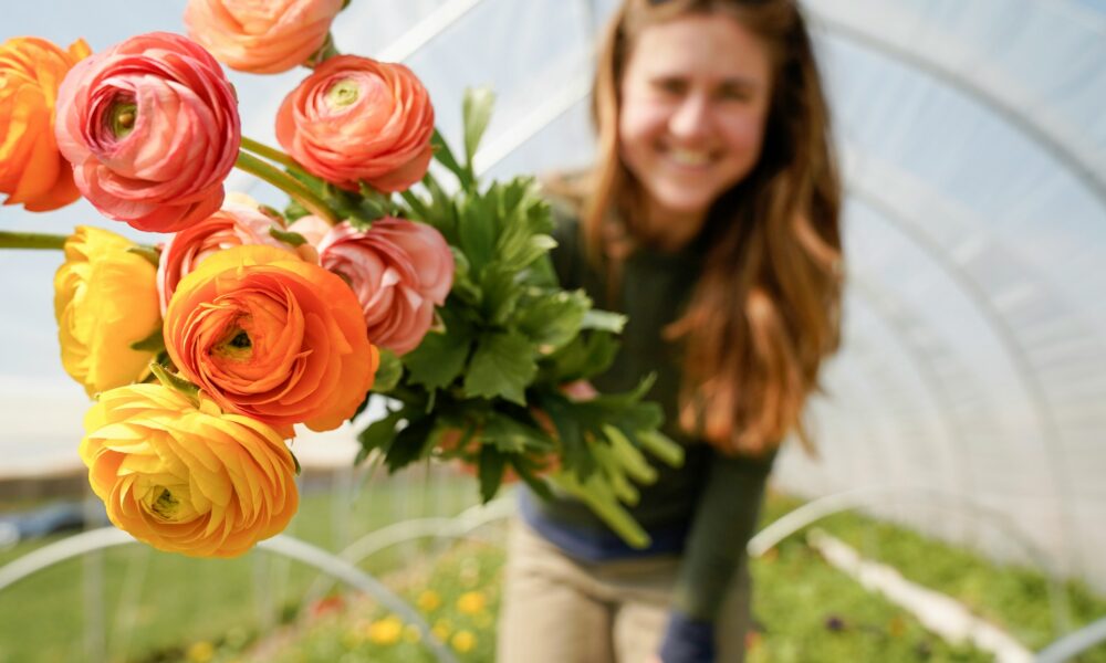 Девушка с цветами