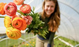 Девушка с цветами