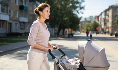 пожилая женщина с коляской