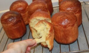 разломанный кулич бриошь