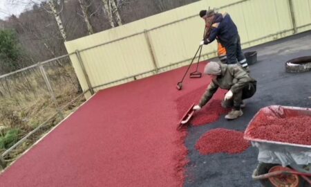 укладка покрытия из резиновой крошки