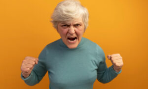 Разгневанная старуха в синем свитере