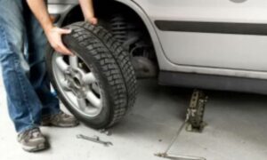 механик ставит колесо