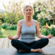 Женщина занимается йогой