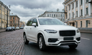 Кроссовер на городской улице