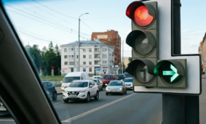 Зелёная стрелка на светофоре