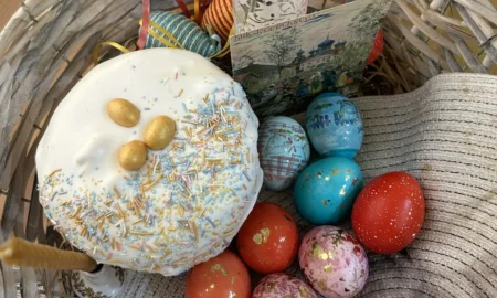 Пасхальный кулич и крашенные яйца.