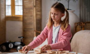 решает задачу