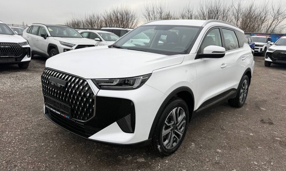 белый Tenet T7 на дороге