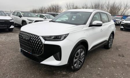 белый Tenet T7 на дороге