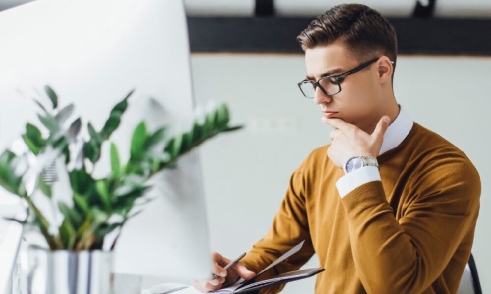 решает тест