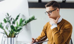 решает тест