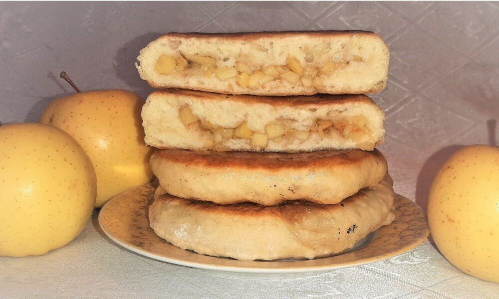яблочные пышки на тарелке