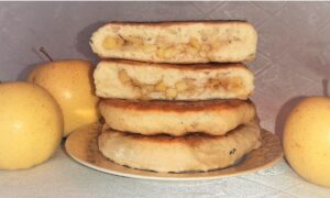 яблочные пышки на тарелке