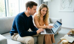 Пара изучает информацию в интернете