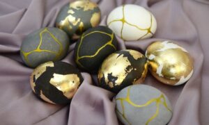 яйца, окрашенные золотой паталью