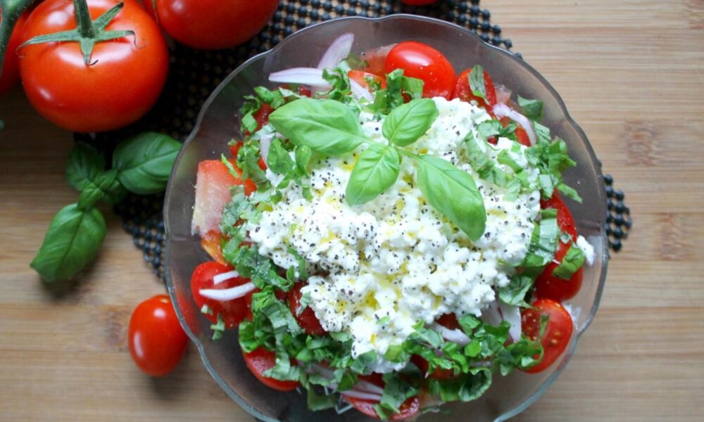 салат с творогом и помидорами