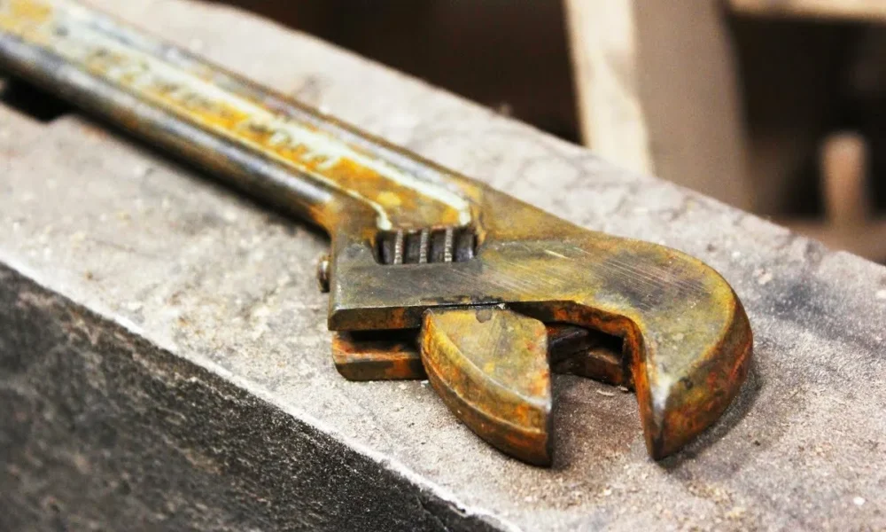 Ржавый гаечный ключ