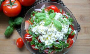 салат с творогом и помидорами