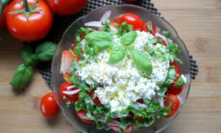 салат с творогом и помидорами