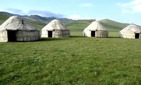 монгольские жилища в степи