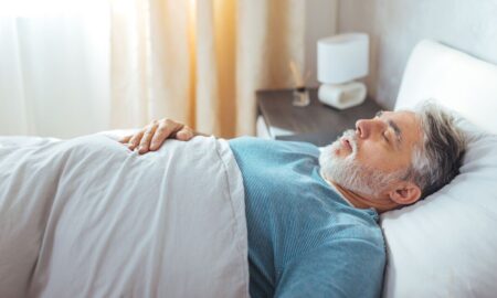 человек спит