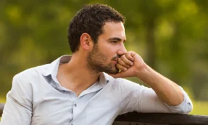 мужчина на скамейке