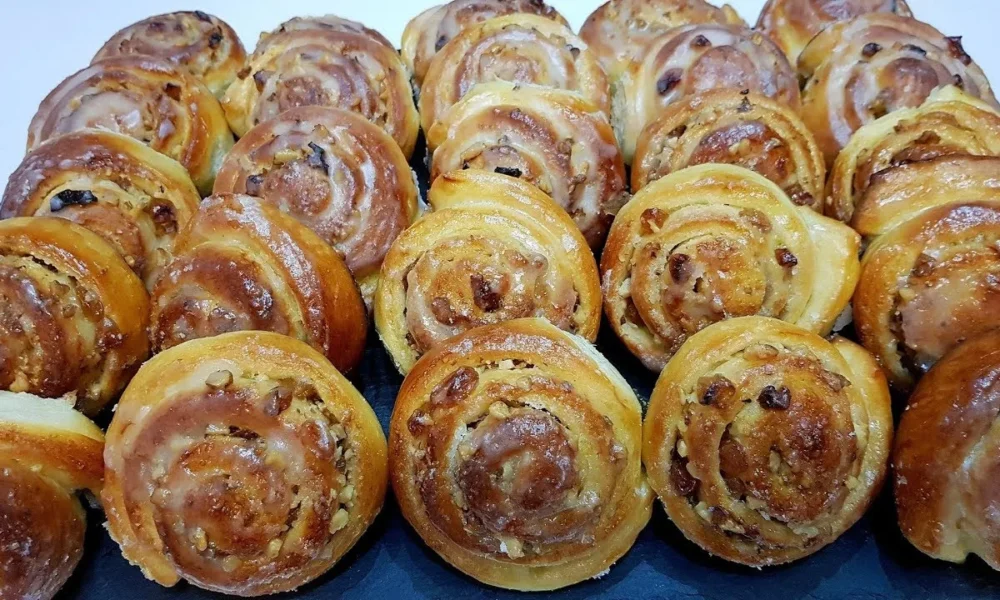 булочки с орехами и изюмом