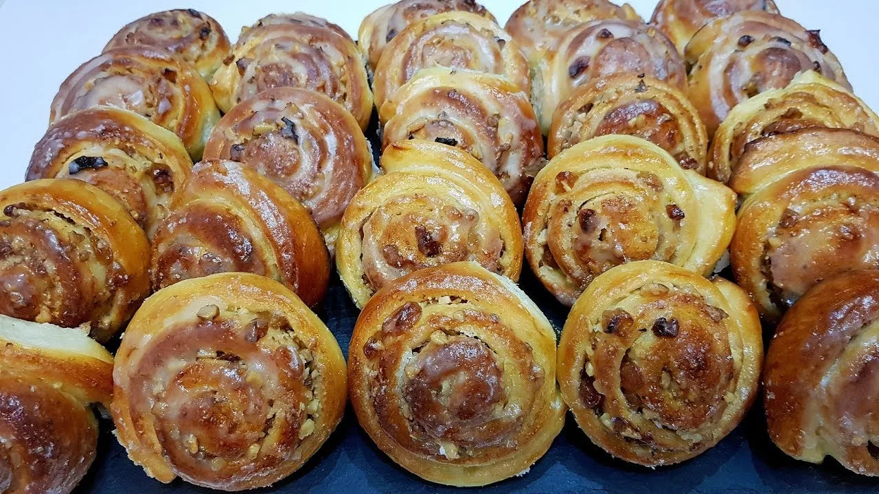 булочки с орехами и изюмом