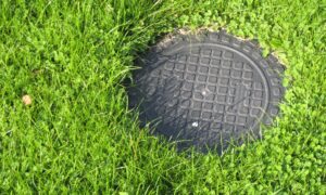 Дренажный колодец в газоне