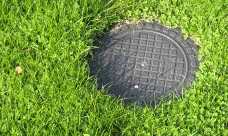 Дренажный колодец в газоне